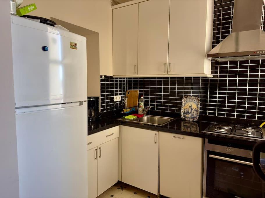 Apartment 2br, 2ba, 4th Floor Of Historical Building ,galata Istanbul