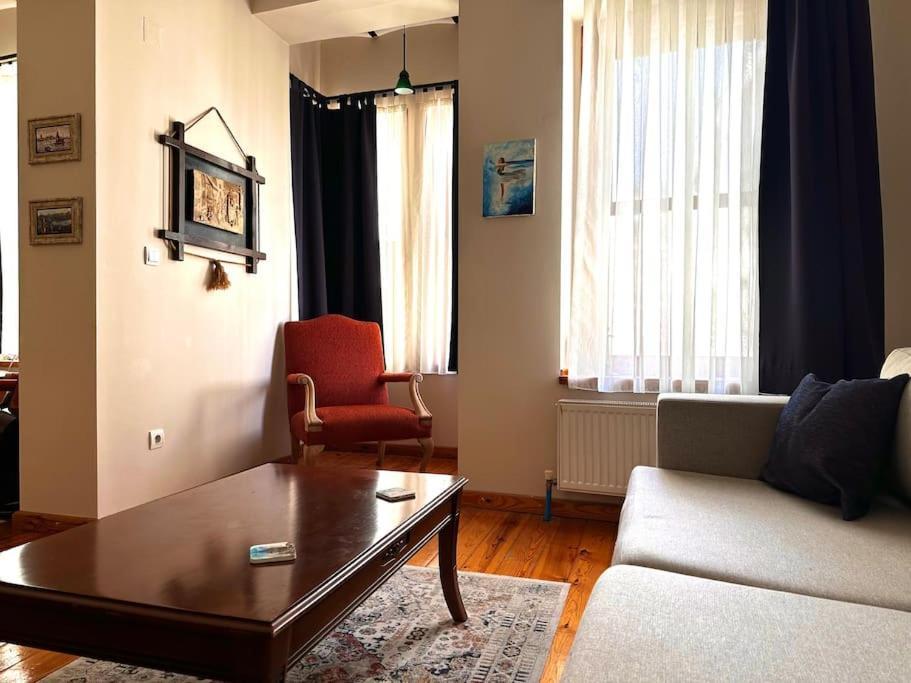Daire 2br, 2ba, 4th Floor Of Historical Building ,galata İstanbul