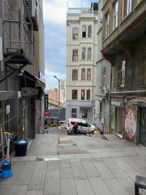Daire 2br, 2ba, 4th Floor Of Historical Building ,galata